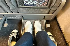《日本新幹線腳踏板》很多人不知道有些要脫鞋才能踏？也有人覺得這種設計簡直爛透了