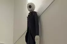 一款祖母給的《聖誕夜驚魂》南瓜王傑克的絨毛玩偶掛在家裡結果嚇哭了女兒...