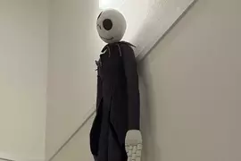 一款祖母給的《聖誕夜驚魂》南瓜王傑克的絨毛玩偶掛在家裡結果嚇哭了女兒...