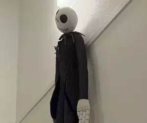 一款祖母給的《聖誕夜驚魂》南瓜王傑克的絨毛玩偶掛在家裡結果嚇哭了女兒...