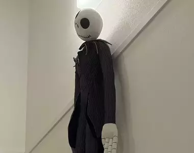 一款祖母給的《聖誕夜驚魂》南瓜王傑克的絨毛玩偶掛在家裡結果嚇哭了女兒...