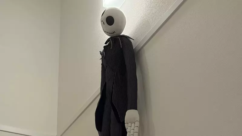 一款祖母給的《聖誕夜驚魂》南瓜王傑克的絨毛玩偶掛在家裡結果嚇哭了女兒...