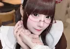 現任秋葉原女僕咖啡廳的女僕分享《半臉化妝照》主要是分享化妝用品啦，但也讓網友看見化妝的魔法威力有多大？