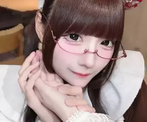 現任秋葉原女僕咖啡廳的女僕分享《半臉化妝照》主要是分享化妝用品啦，但也讓網友看見化妝的魔法威力有多大？