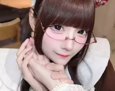 現任秋葉原女僕咖啡廳的女僕分享《半臉化妝照》主要是分享化妝用品啦，但也讓網友看見化妝的魔法威力有多大？