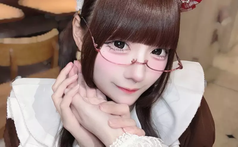 現任秋葉原女僕咖啡廳的女僕分享《半臉化妝照》主要是分享化妝用品啦，但也讓網友看見化妝的魔法威力有多大？