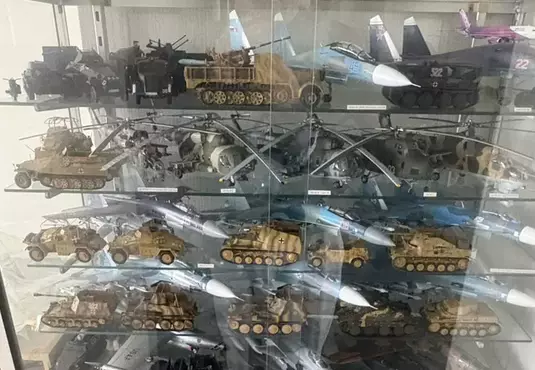 《模型迷叔叔的遺物》滿屋軍武模型讓家人好苦惱 該賣該捐還是該丟掉呢？