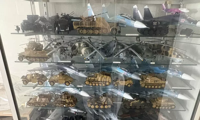《模型迷叔叔的遺物》滿屋軍武模型讓家人好苦惱 該賣該捐還是該丟掉呢？