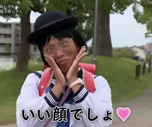 綜藝節目直擊《怪叔叔SERA醬》每天穿著女裝水手服在公園跳舞