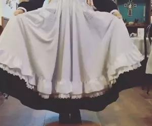 《女僕提起裙子的動作》其實是一種威嚇姿勢？女僕們都來展示自己的威嚇了