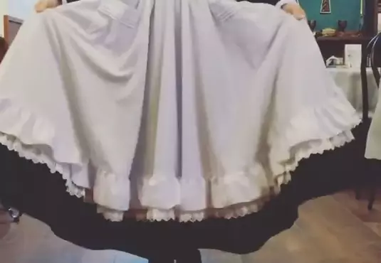 《女僕提起裙子的動作》其實是一種威嚇姿勢？女僕們都來展示自己的威嚇了