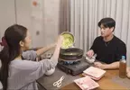 《前AKB48板野友美》煮火鍋的方式引爆議論 你會將肉片從托盤移到盤子上嗎？
