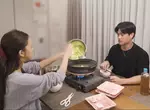《前AKB48板野友美》煮火鍋的方式引爆議論 你會將肉片從托盤移到盤子上嗎？