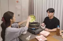 《前AKB48板野友美》煮火鍋的方式引爆議論 你會將肉片從托盤移到盤子上嗎？