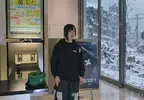 日本coser模仿《舊版惡靈古堡》的動作模樣去電影院觀看「惡靈古堡：爆發夜」