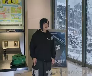 日本coser模仿《舊版惡靈古堡》的動作模樣去電影院觀看「惡靈古堡：爆發夜」