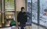 日本coser模仿《舊版惡靈古堡》的動作模樣去電影院觀看「惡靈古堡：爆發夜」