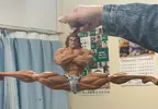 替《範馬勇次郎一字馬衣架》加一件小褲褲 網友創意又讓這宅小物紅了一波