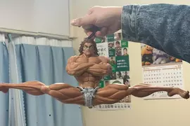 替《範馬勇次郎一字馬衣架》加一件小褲褲 網友創意又讓這宅小物紅了一波
