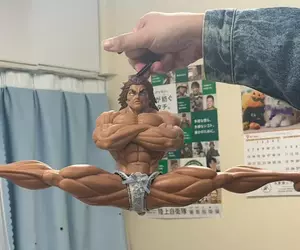 替《範馬勇次郎一字馬衣架》加一件小褲褲 網友創意又讓這宅小物紅了一波