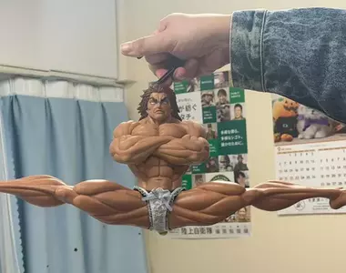 替《範馬勇次郎一字馬衣架》加一件小褲褲 網友創意又讓這宅小物紅了一波