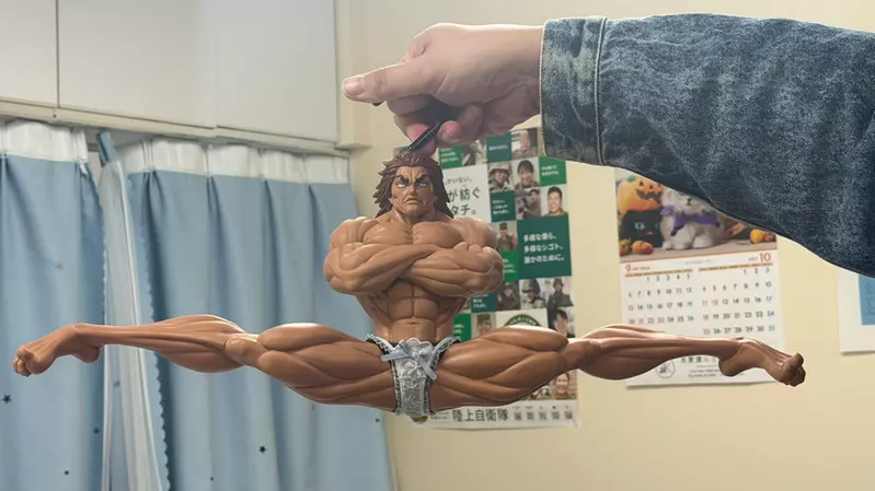 替《範馬勇次郎一字馬衣架》加一件小褲褲 網友創意又讓這宅小物紅了一波