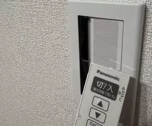 日本網友驚覺《電燈開關竟然藏著遙控器》大家都來檢查家中的開關了