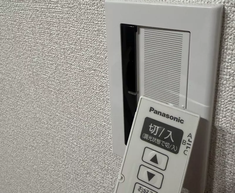 日本網友驚覺《電燈開關竟然藏著遙控器》大家都來檢查家中的開關了