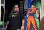 氣場很強宛如《七龍珠》主角的遊戲店員 法國暴動當下站在店外的那一刻被網友封為年度照片