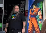 氣場很強宛如《七龍珠》主角的遊戲店員 法國暴動當下站在店外的那一刻被網友封為年度照片 氣場很強宛如《七龍珠》主角的遊戲店員 法國暴動當下站在店外的那一刻被網友封為年度照片
