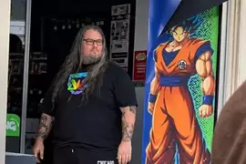氣場很強宛如《七龍珠》主角的遊戲店員 法國暴動當下站在店外的那一刻被網友封為年度照片
