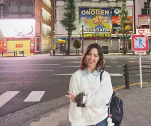 西語圈的人到東京秋葉原一定要做《這個姿勢》日本人不懂這是什麼哏