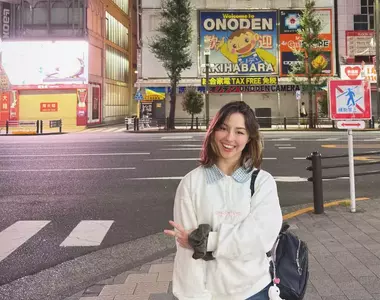 西語圈的人到東京秋葉原一定要做《這個姿勢》日本人不懂這是什麼哏