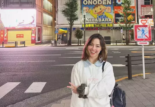 西語圈的人到東京秋葉原一定要做《這個姿勢》日本人不懂這是什麼哏