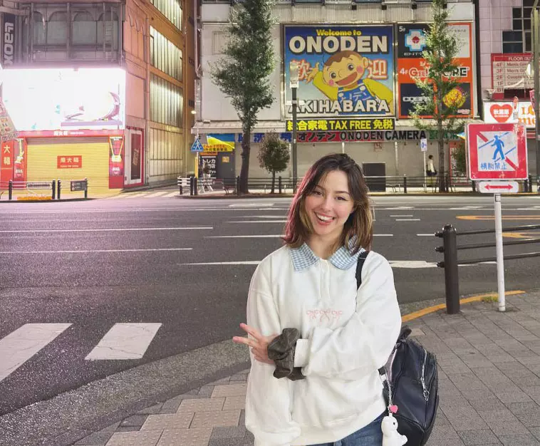 西語圈的人到東京秋葉原一定要做《這個姿勢》日本人不懂這是什麼哏