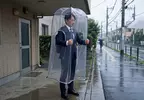 網友AI發想《全罩式背包雨衣》這樣不但免撐傘騰出來的雙手還可以吃飯糰