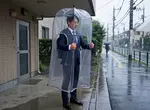 網友AI發想《全罩式背包雨衣》這樣不但免撐傘騰出來的雙手還可以吃飯糰