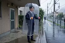 網友AI發想《全罩式背包雨衣》這樣不但免撐傘騰出來的雙手還可以吃飯糰