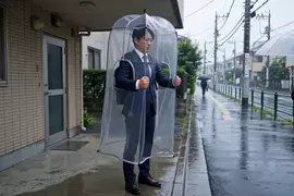 網友AI發想《全罩式背包雨衣》這樣不但免撐傘騰出來的雙手還可以吃飯糰