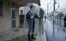 網友AI發想《全罩式背包雨衣》這樣不但免撐傘騰出來的雙手還可以吃飯糰