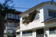 日本溫泉街出現《破了大洞的房子》原來是前衛的現代藝術作品