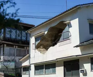 日本溫泉街出現《破了大洞的房子》原來是前衛的現代藝術作品
