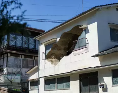 日本溫泉街出現《破了大洞的房子》原來是前衛的現代藝術作品