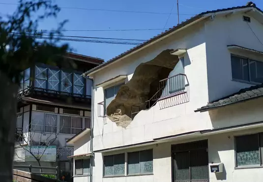 日本溫泉街出現《破了大洞的房子》原來是前衛的現代藝術作品