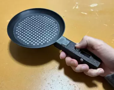 網友製作《模仿奶油融化效果的電子平底鍋》不只有點陣的光點移動就連聲音也模仿了出來