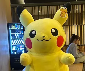 網友在韓國用銅板價夾到皮卡丘超巨玩偶 結果運回日本卻花了上萬日元(苦笑)