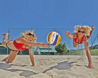 奧地利裸曬海灘　當地女性表示：喜歡裸著上身曬日光浴❤