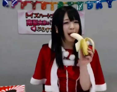 《AV女優南梨央奈吃香蕉》用舌頭舔出●●的形狀 這也算是職業病嗎？