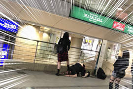 日本街頭驚見《下跪被踩的外國人》遠從紐約來只求被日女踩的M男