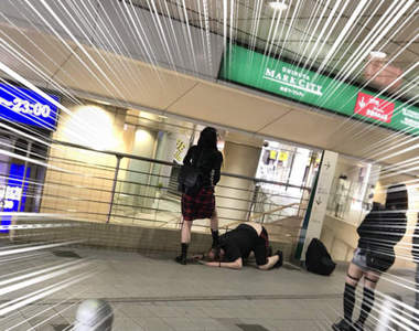日本街頭驚見《下跪被踩的外國人》遠從紐約來只求被日女踩的M男